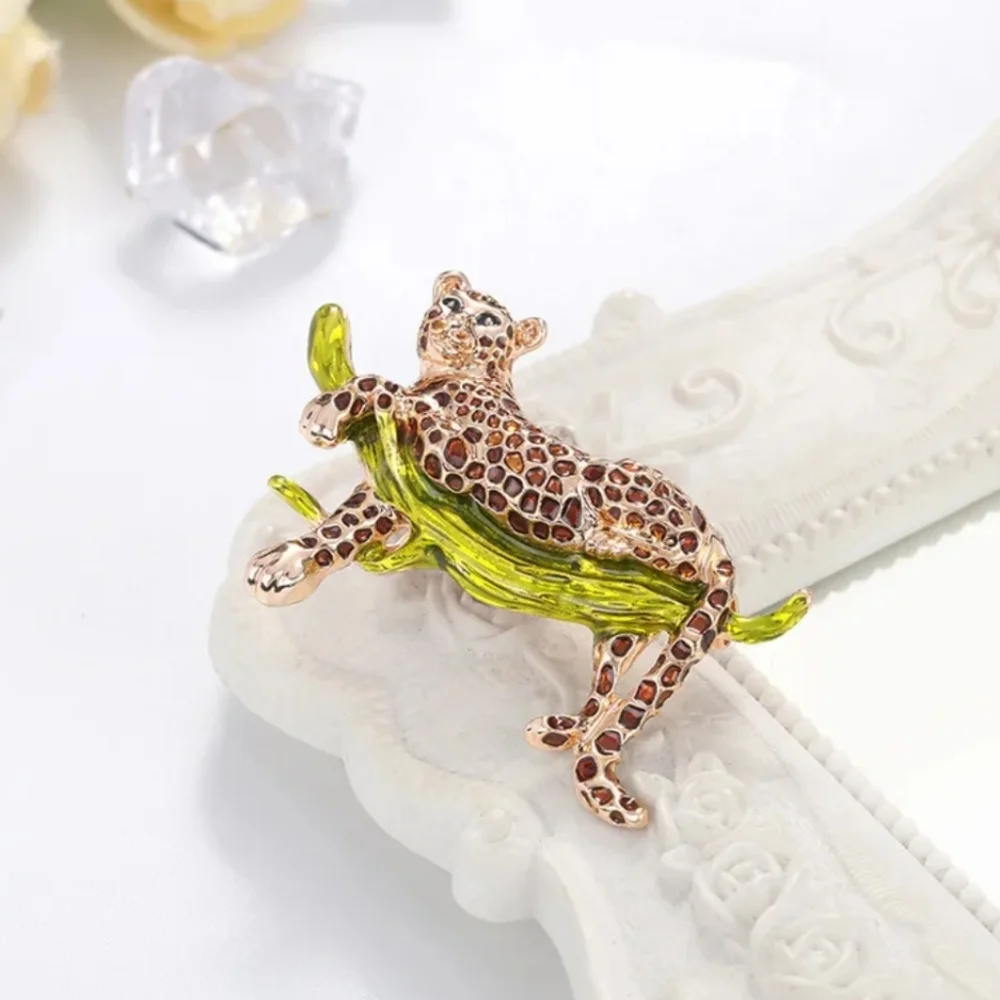 Leopard cat on branch brooch pin vintage style New enamel - Picture 12 of 15